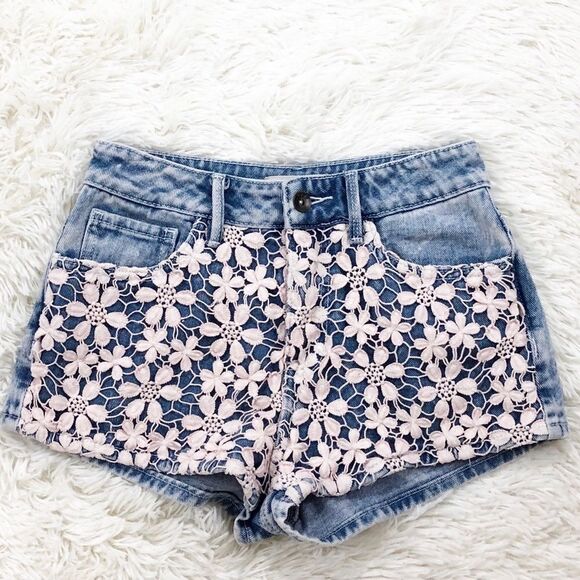 Roxy Light Pink Lace Front Jean Shorts Size 1 - Picture 1 of 8